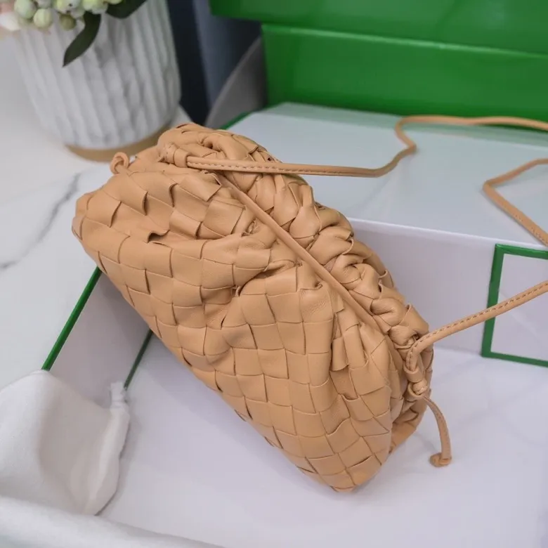 Batch 1260 Small Cloud Large Plaid Weaving The pouch Cloud bag is the first series designed by former Celine designer Daniel Lee after joining BV. The upper body is extremely ecstatic ~ fashionable and classy ~ elegant and concise, lazy and intellectual size: 23*13*8 [Little Cloud Rough Weave#]